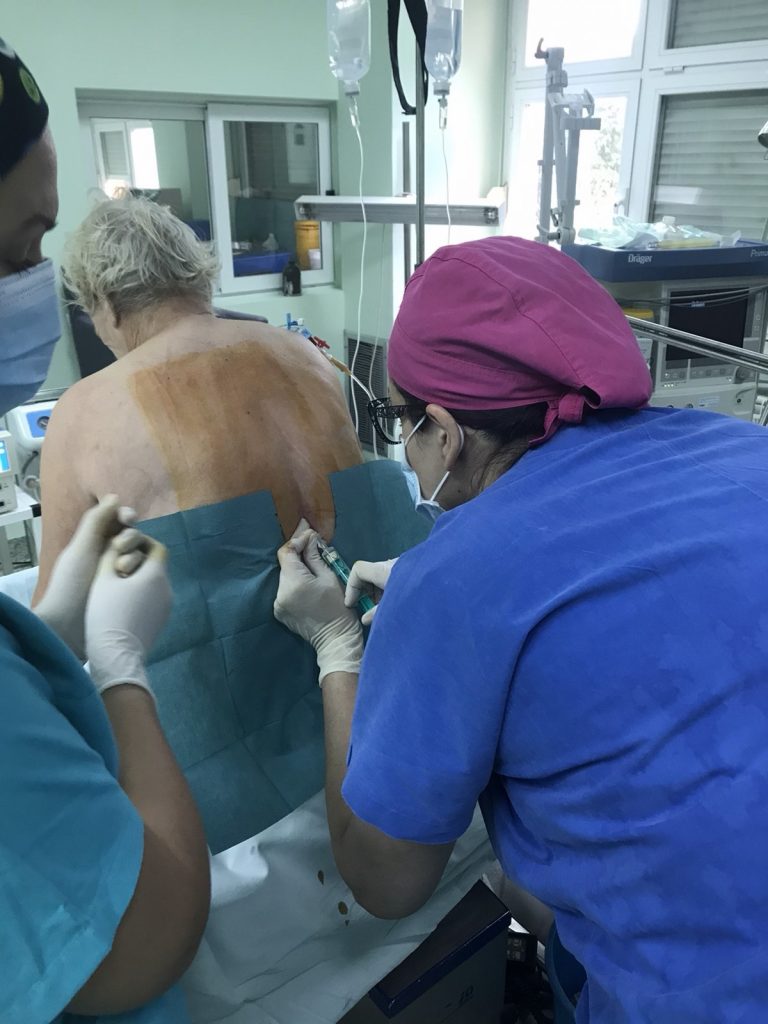 Anesteziološki tim UKC Tuzla tokom medicinske procedure